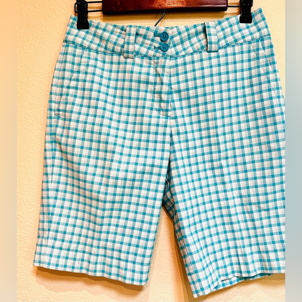 Nike Golf Sz 2,Aqua & White Plaid Shorts.4 pockets. Front zip. .10 inch inseam